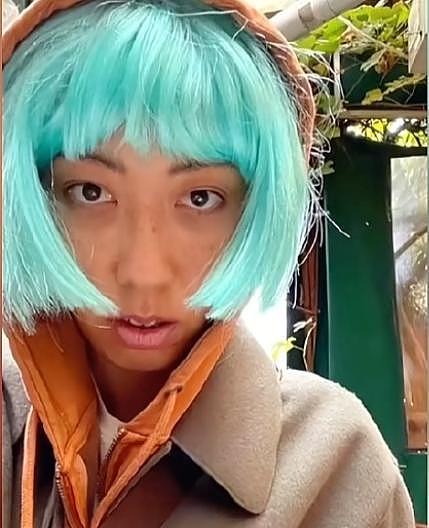 曲婉婷近照疑曝光!一头扎眼的蓝绿色头发,眼神闪躲像躲债(组图) - 1