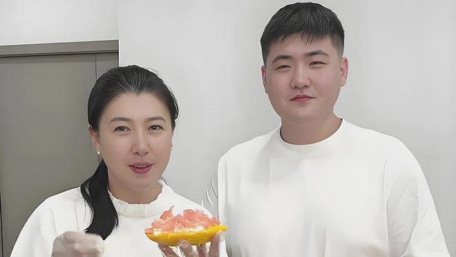 闫学晶被代言商索赔，儿子学历儿媳工作陷争议，口无遮拦坑了全家（组图） - 9