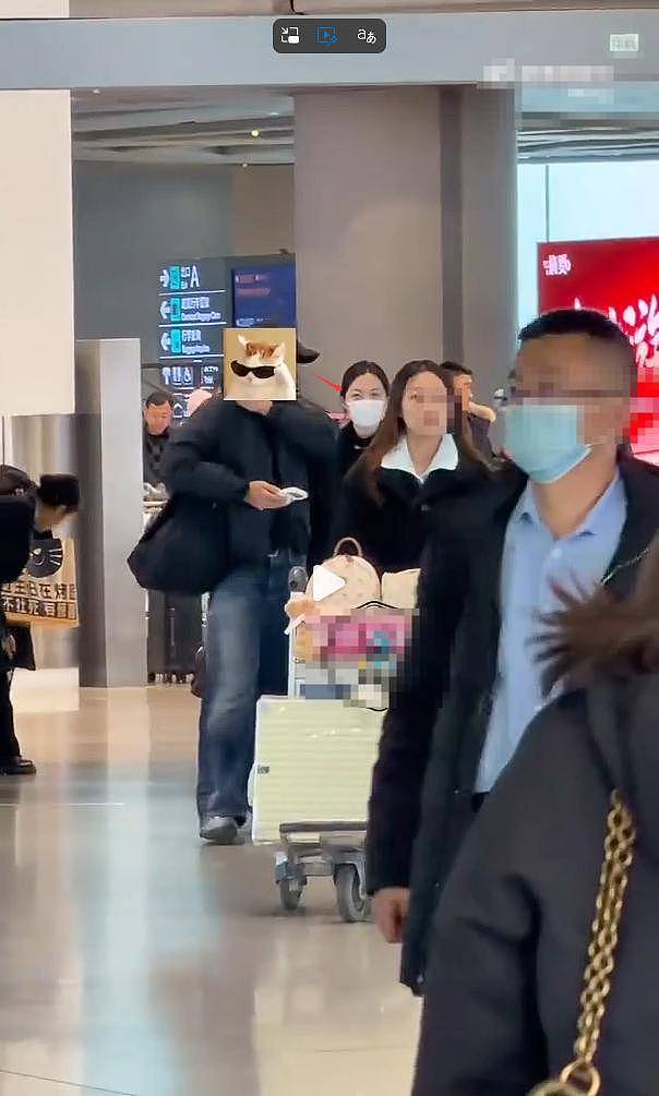 19岁李嫣展绝佳气质，与男性友人同行，两人默契...（组图） - 2