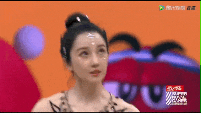 她因身材“发育过猛”被国家队淘汰，却被三流导演看中捧成顶流，真辣（组图） - 10