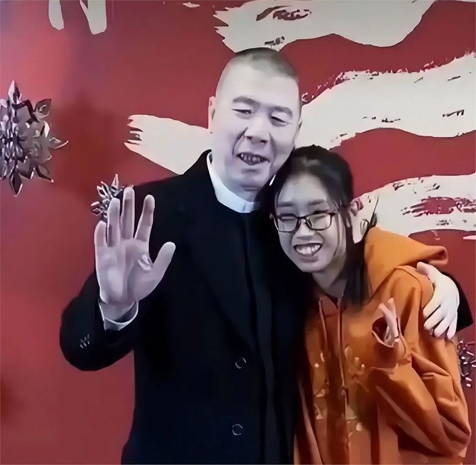 冯小刚携徐朵亮相芭莎盛典,21岁养女宛如亲生、气质蜕变引全网热议(组图) - 5