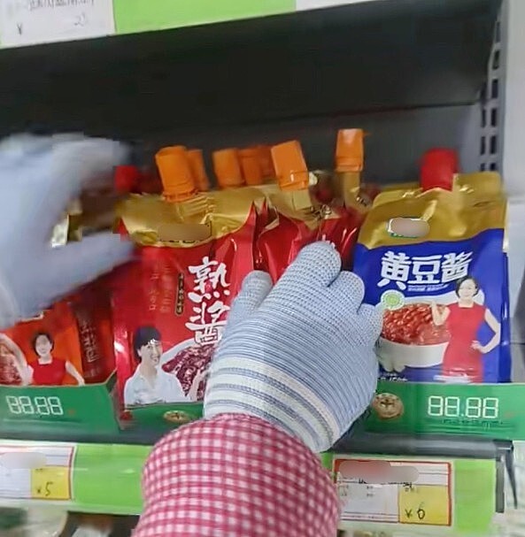 树倒猢狲散!知名女演员哭穷导致代言遭抵制,其儿子发声回应(组图) - 28