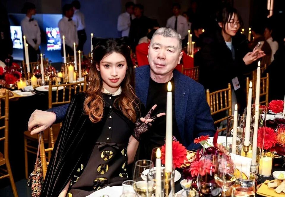 冯小刚携徐朵亮相芭莎盛典,21岁养女宛如亲生、气质蜕变引全网热议(组图) - 3
