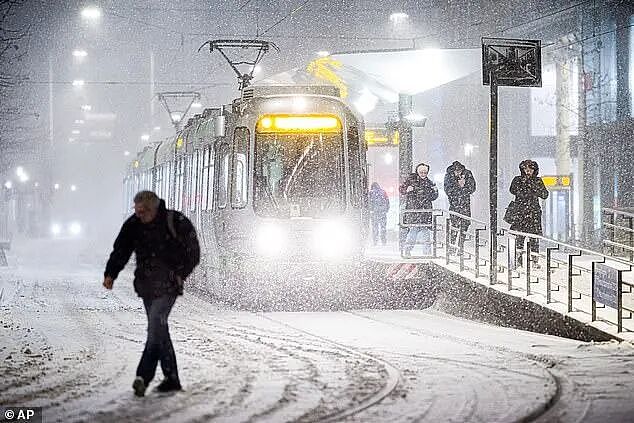 欧洲冻破防了!德国-20℃、法国大停电、英国超市被搬空…雪灾暴击三连(组图) - 9