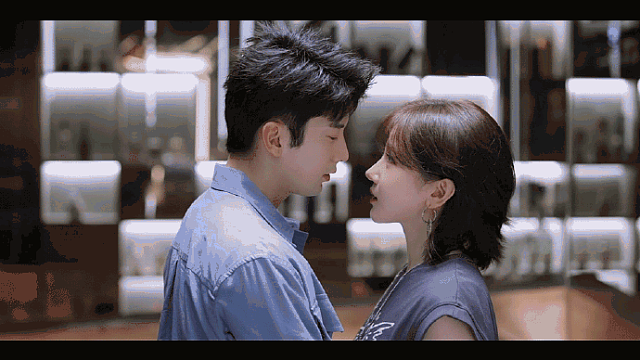 她因身材“发育过猛”被国家队淘汰，却被三流导演看中捧成顶流，真辣（组图） - 1