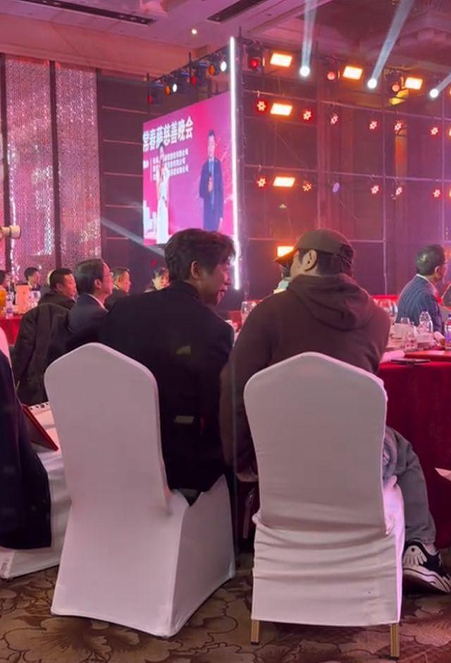沈腾夫妇慈善晚会太反差！沈腾戴老花镜像大叔，王琦尖下巴抢镜（组图） - 1