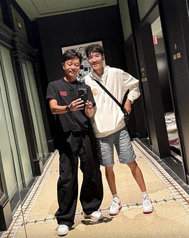 李克勤18岁长子回香港探亲，全家外出吃火锅，卢淑仪搭肩俩子合照（组图） - 1