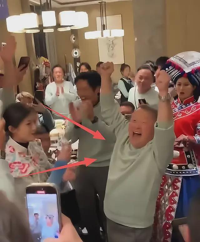 曾志伟现身云南踢球！酒桌上与美女体验叼杯敬酒，喝到满脸通红场面辣眼（组图） - 28