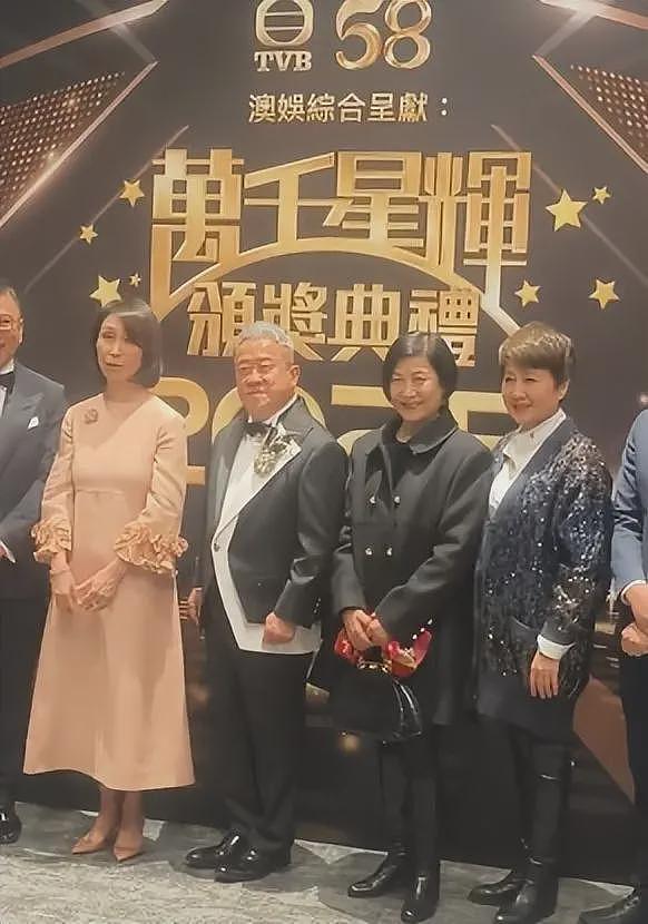 曾志伟现身云南踢球！酒桌上与美女体验叼杯敬酒，喝到满脸通红场面辣眼（组图） - 12