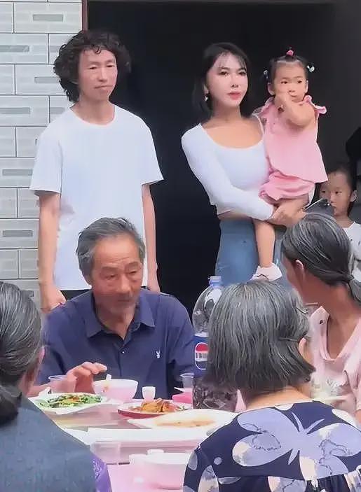 庞麦郎与龚玥菲大婚?两人穿婚纱西服秀恩爱,知情人曝真实原因(组图) - 11