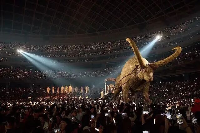 视觉炸裂！蔡依林演唱会砸9亿造“奇幻现场”，踩30米巨蟒开场惹争议！网友：震撼但有点看不懂（组图） - 16