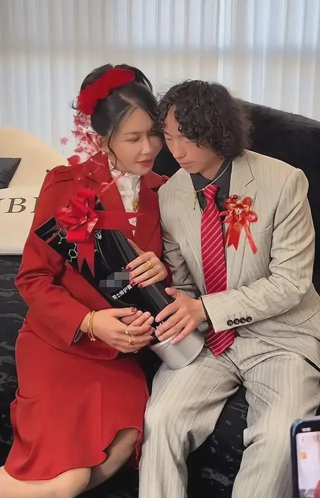 庞麦郎与龚玥菲大婚?两人穿婚纱西服秀恩爱,知情人曝真实原因(组图) - 4