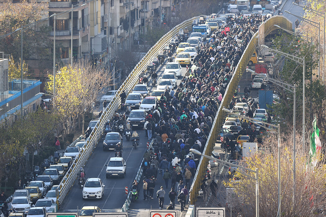 纽时:伊朗反政府抗议规模持续扩大,暴力冲突升级(组图) - 2