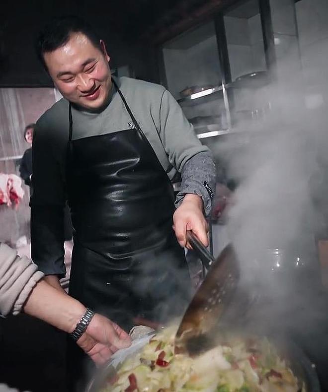 上千网友到合川帮女孩杀猪,车子从村头停到了村尾,主厨:这么多张嘴挂身上,压力太大了(组图) - 2