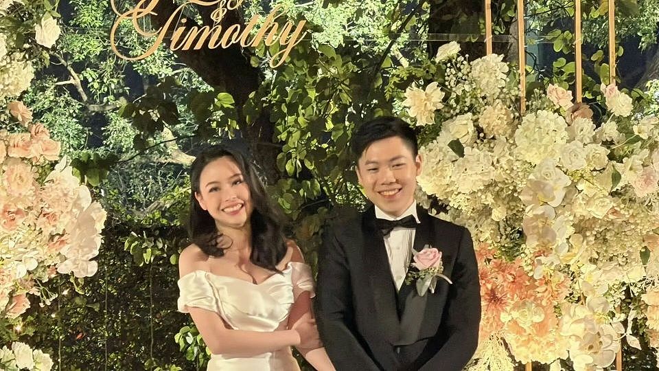 恭喜!TVB“最美新闻女神”结婚,低胸婚纱嫁同台男主播,网友:郎才女貌(组图) - 10