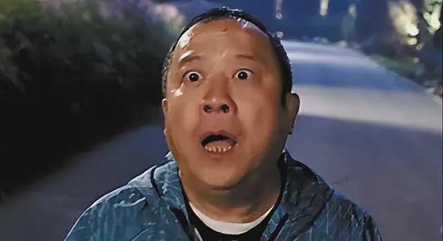 曾志伟现身云南踢球！酒桌上与美女体验叼杯敬酒，喝到满脸通红场面辣眼（组图） - 8