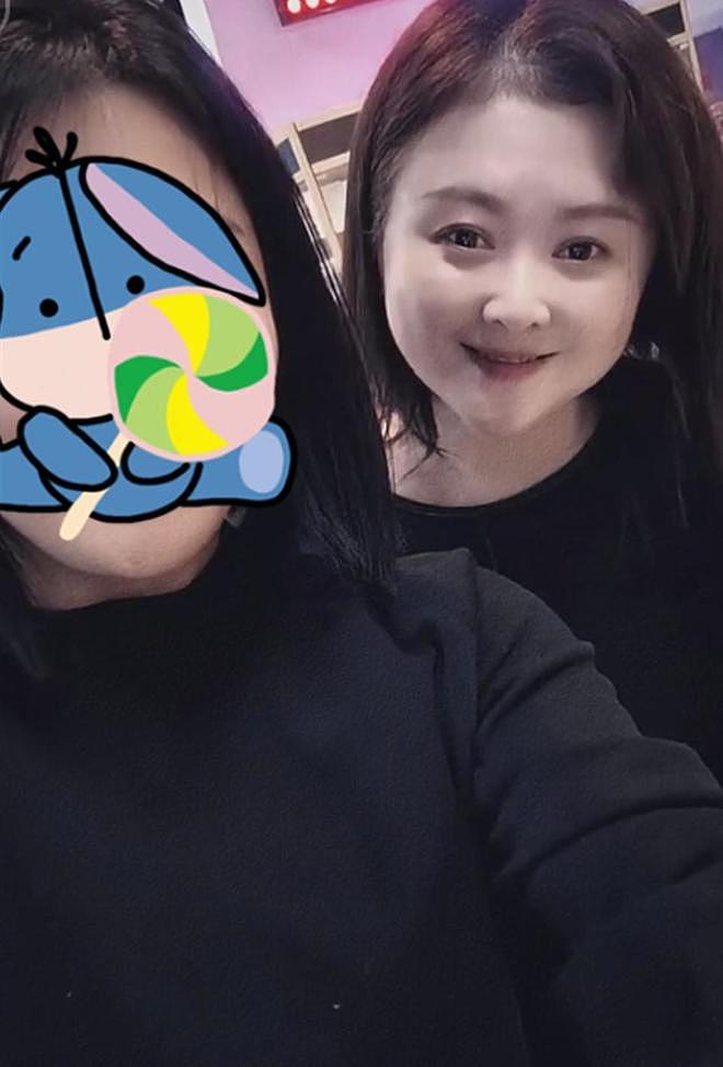 沈腾夫妇慈善晚会太反差！沈腾戴老花镜像大叔，王琦尖下巴抢镜（组图） - 2