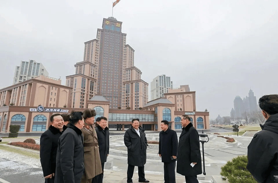 朝鲜“万套住宅”震撼亮相，金正恩莅临现场感叹（组图） - 1