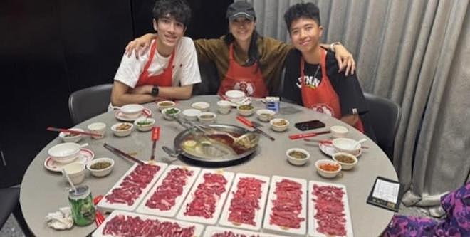 李克勤18岁长子回香港探亲，全家外出吃火锅，卢淑仪搭肩俩子合照（组图） - 2