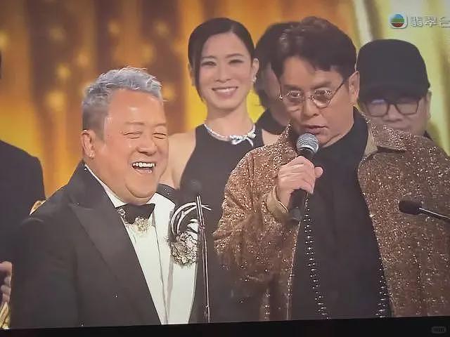 曾志伟现身云南踢球！酒桌上与美女体验叼杯敬酒，喝到满脸通红场面辣眼（组图） - 19