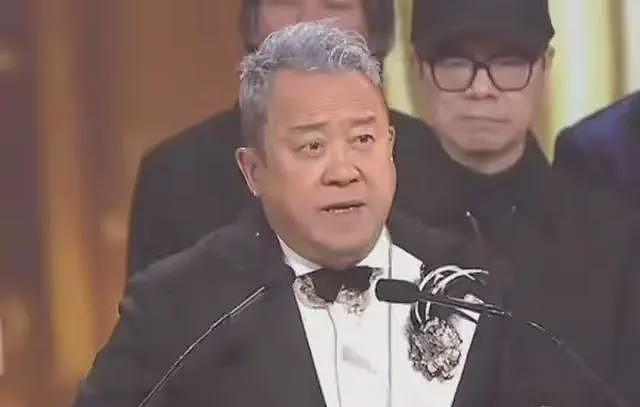曾志伟现身云南踢球！酒桌上与美女体验叼杯敬酒，喝到满脸通红场面辣眼（组图） - 16