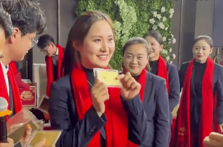 绝世好老板,员工尾牙获赠黄金!另派数十万元现金现场画面曝(视频/组图) - 3