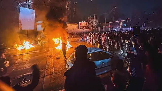 伊朗抗议:有机构指数百人丧生,当局警告若遭美国攻击将会报复(组图) - 3