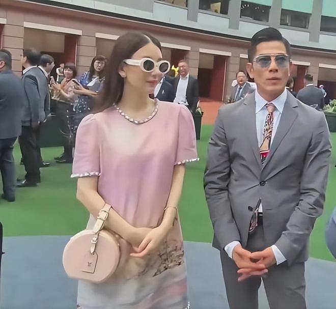 方媛现身沙田马场!3胎后陪郭富城赛马,教两个女儿比耶拍照(组图) - 15