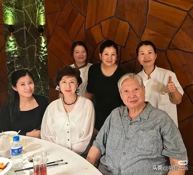 洪金宝和2孙子豪宅跳舞,气色红润精神好,晚年比成龙滋润多了(组图) - 18