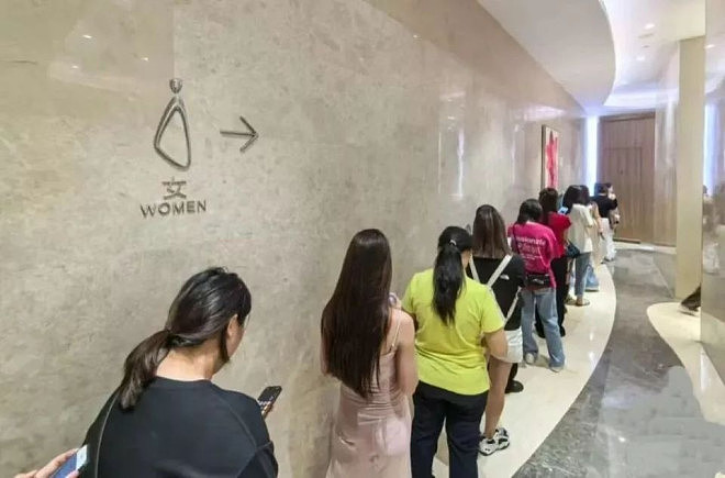 景区公厕，挤满悄悄崩溃的女性（组图） - 1