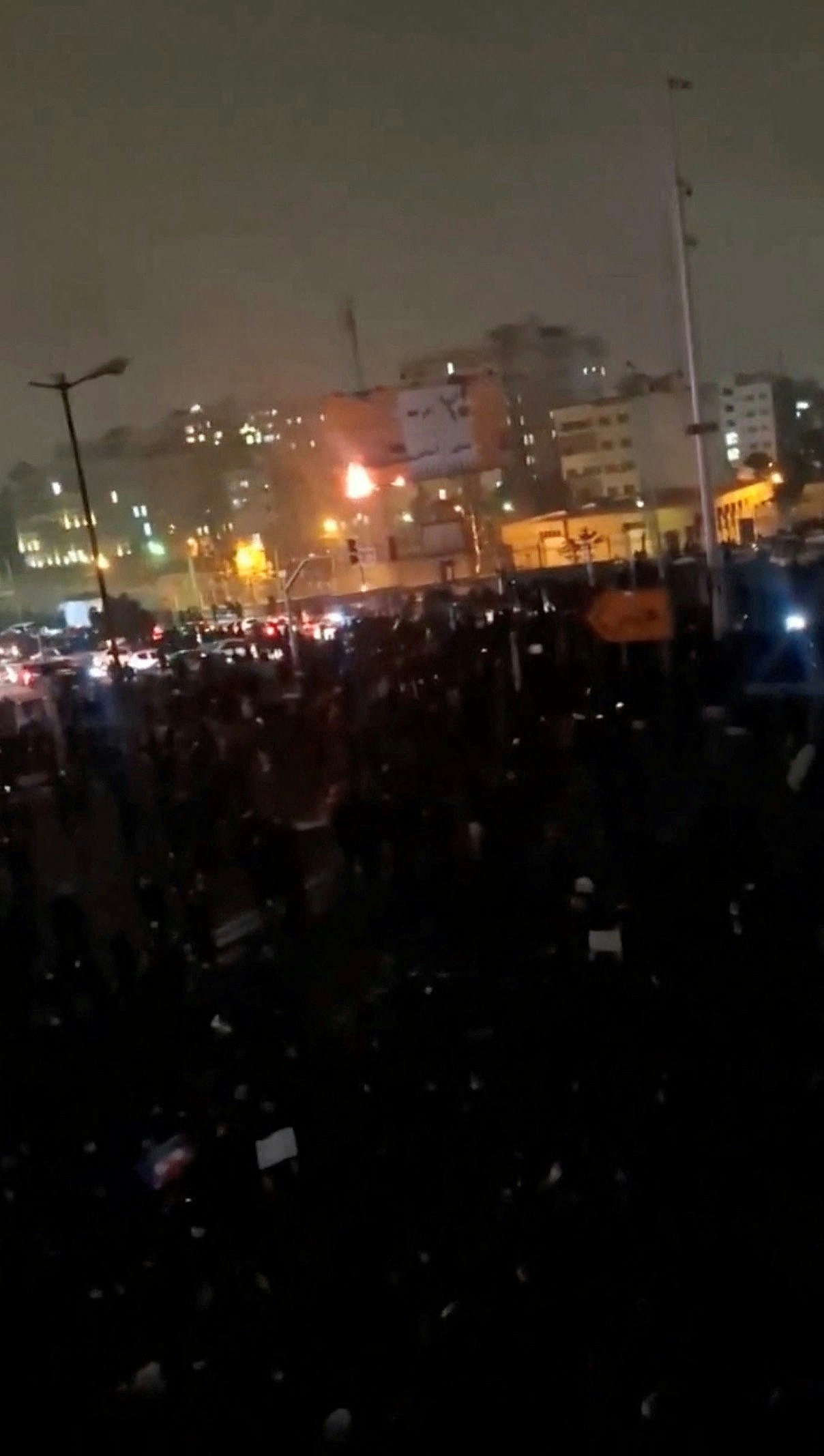 伊朗示威:示威者指遭镇压街道浸血!民众求援:他们开枪(视频/组图) - 3