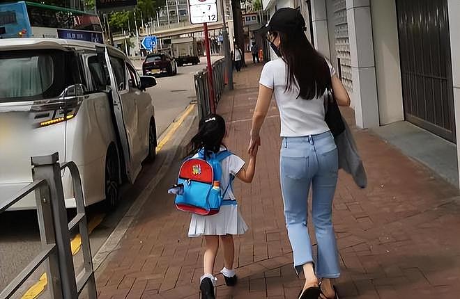 方媛现身沙田马场!3胎后陪郭富城赛马,教两个女儿比耶拍照(组图) - 14