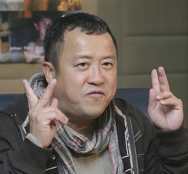 曾志伟现身云南踢球！酒桌上与美女体验叼杯敬酒，喝到满脸通红场面辣眼（组图） - 34