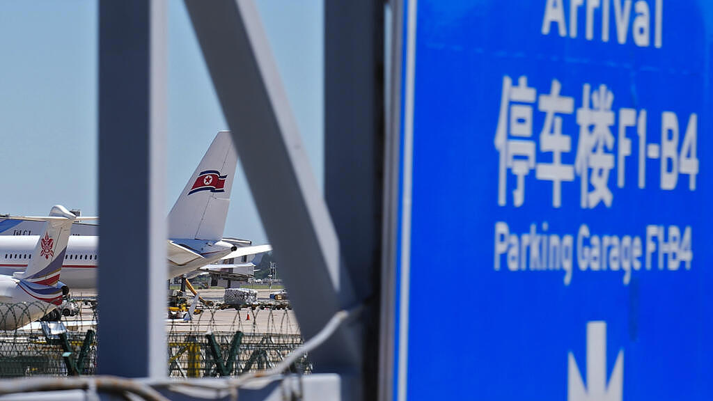 两名俄罗斯人因在飞机上吸烟在中国被捕（组图） - 1