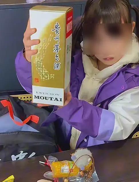 女孩在学校跳蚤市场以50元淘到茅台酒？反转了！（组图） - 1