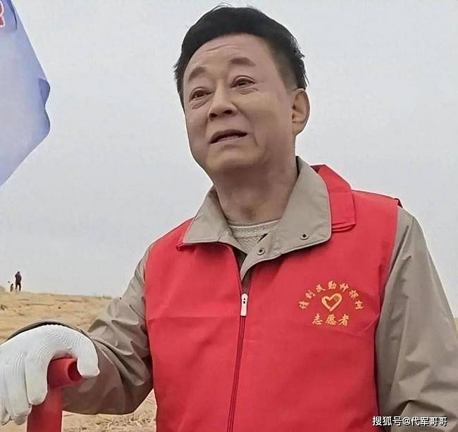 朱军近况被曝：扎根甘肃成治沙能手，皮肤黝黑（组图） - 1