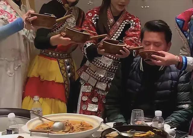 曾志伟现身云南踢球！酒桌上与美女体验叼杯敬酒，喝到满脸通红场面辣眼（组图） - 26