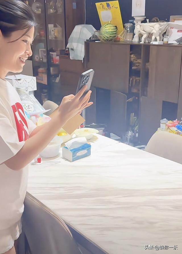 洪金宝和2孙子豪宅跳舞,气色红润精神好,晚年比成龙滋润多了(组图) - 5
