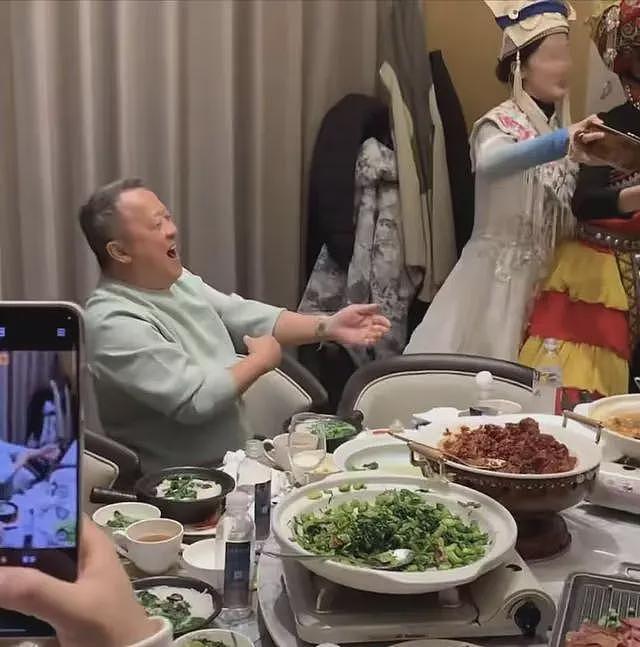 曾志伟现身云南踢球！酒桌上与美女体验叼杯敬酒，喝到满脸通红场面辣眼（组图） - 25