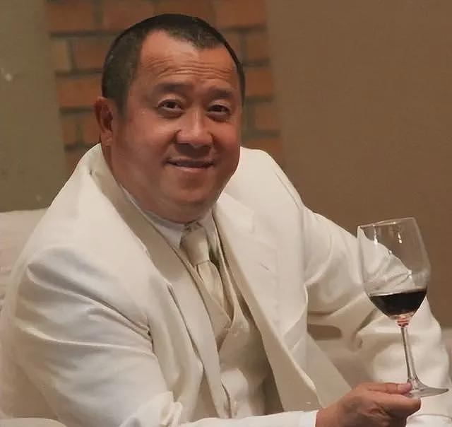曾志伟现身云南踢球！酒桌上与美女体验叼杯敬酒，喝到满脸通红场面辣眼（组图） - 2