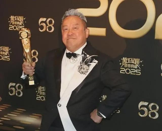 曾志伟现身云南踢球！酒桌上与美女体验叼杯敬酒，喝到满脸通红场面辣眼（组图） - 35