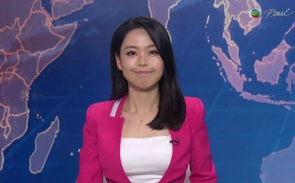恭喜!TVB“最美新闻女神”结婚,低胸婚纱嫁同台男主播,网友:郎才女貌(组图) - 1