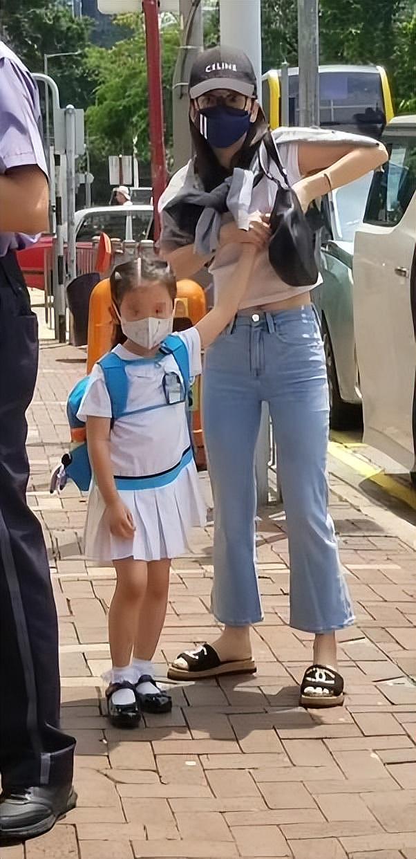 方媛现身沙田马场!3胎后陪郭富城赛马,教两个女儿比耶拍照(组图) - 13