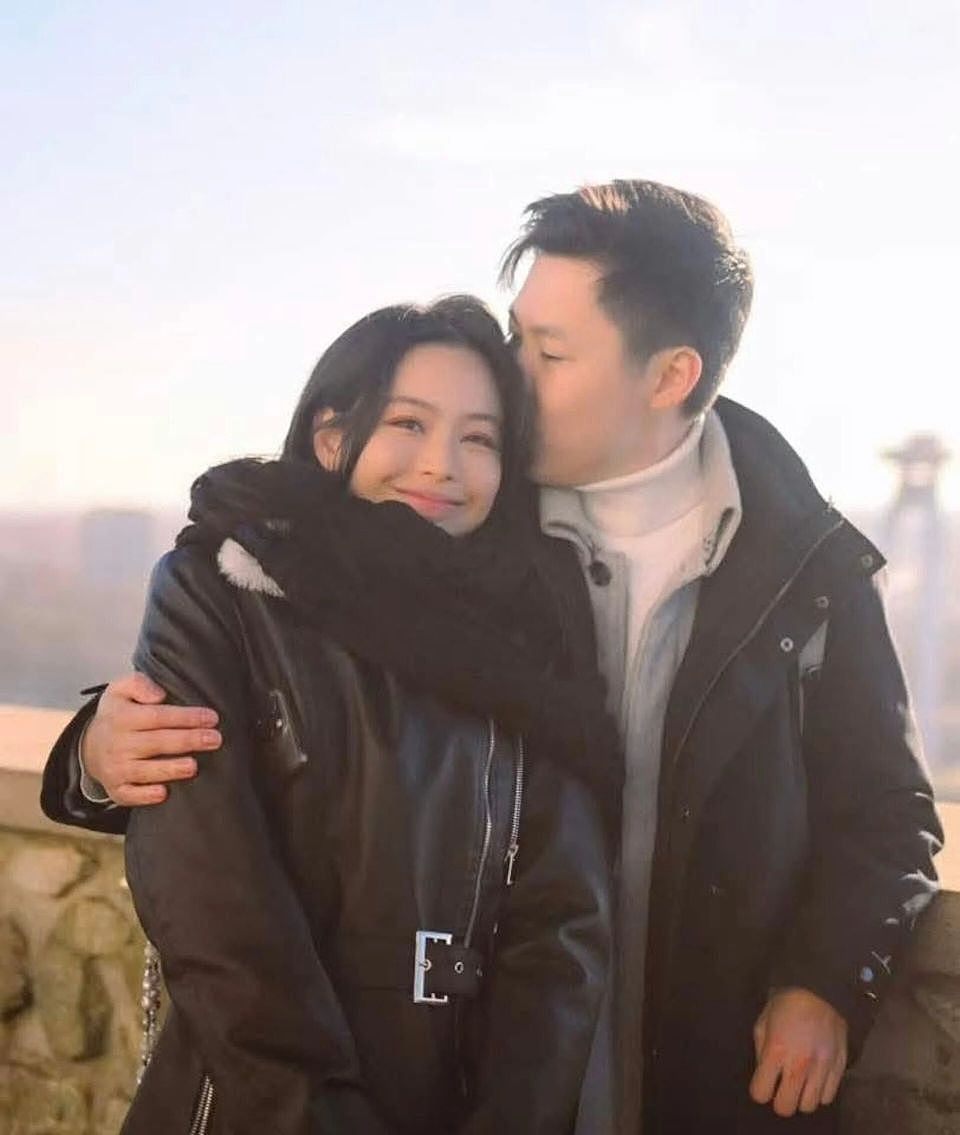 恭喜!TVB“最美新闻女神”结婚,低胸婚纱嫁同台男主播,网友:郎才女貌(组图) - 7