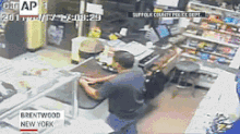 美国抢枪店的比抢银行的还多,其中大部分都是被枪店老板打死的(组图) - 20