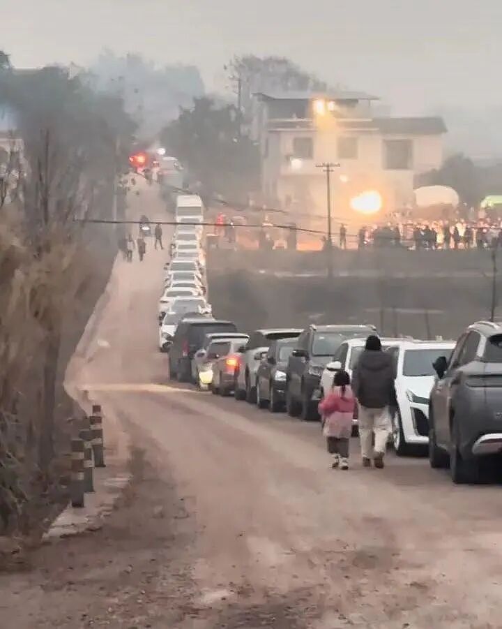 女孩不会杀猪上网求助，上千人驱车前往，10万人在线围观！女孩三天涨粉超56万，当地文旅部门：欢迎来蹭饭（组图） - 4