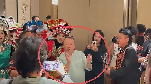 曾志伟现身云南踢球！酒桌上与美女体验叼杯敬酒，喝到满脸通红场面辣眼（组图） - 33