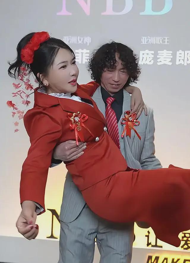 庞麦郎与龚玥菲大婚?两人穿婚纱西服秀恩爱,知情人曝真实原因(组图) - 3