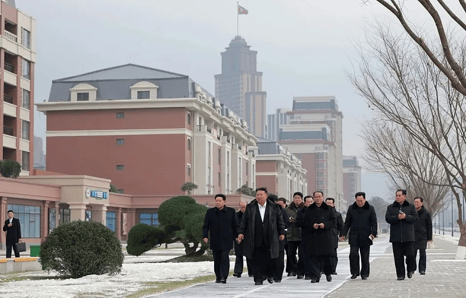 朝鲜“万套住宅”震撼亮相，金正恩莅临现场感叹（组图） - 2