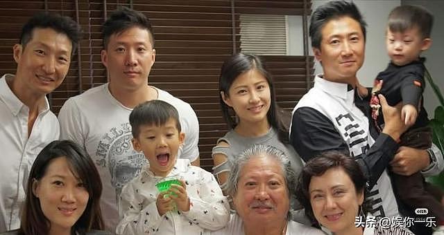 洪金宝和2孙子豪宅跳舞,气色红润精神好,晚年比成龙滋润多了(组图) - 12